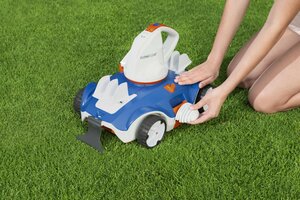 Bestway Bodemstofzuiger Robot AquaTronix op gras detail