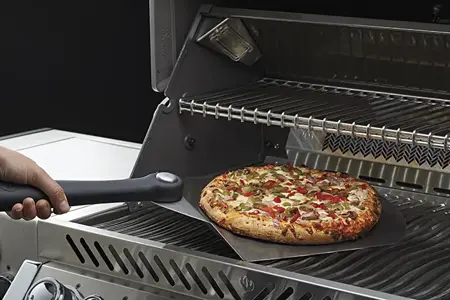 Napoleon Barbecue RVS Pizzaspatel XXL in gebruik