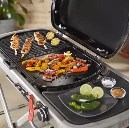 Weber Barbecue Bakplaat Traveler in gebruik