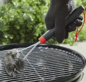 Weber Barbecue Grillborstel Driezijdig 30cm in gebruik